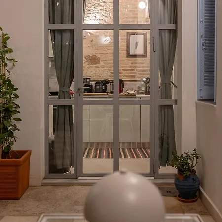 Apartment Athenian Cypress House, Atelier